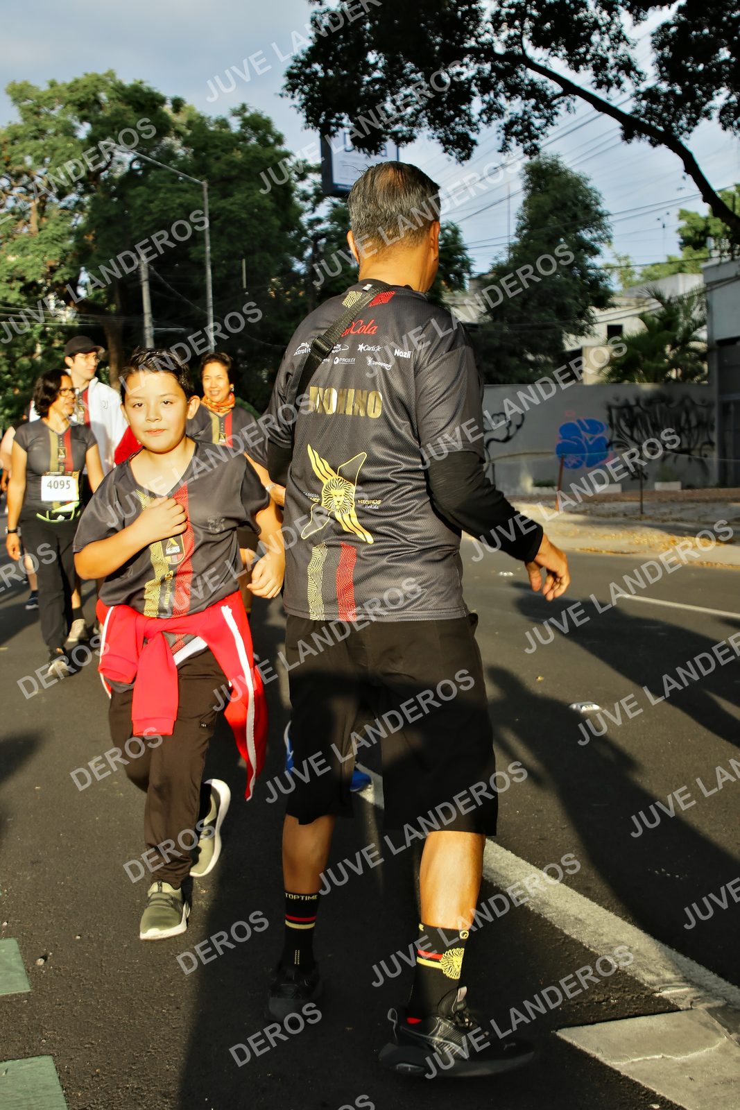 Foto de la X Carrera Leones Negros Red Cola 2026 en Rectoría General de la UdeG, Av. Juárez 976 (meta en Av. Enrique Díaz de León y Pedro Moreno), Guadalajara a las 07:32 · dorsal 4095