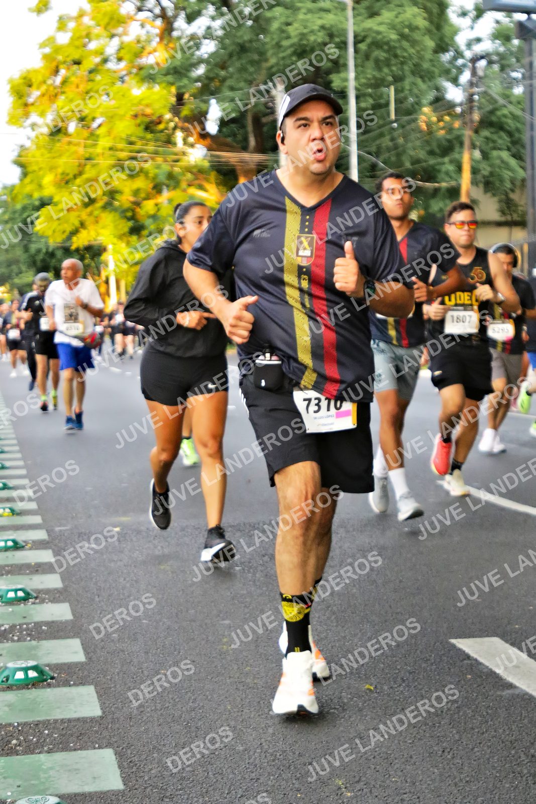 Foto de la X Carrera Leones Negros Red Cola 2026 en Rectoría General de la UdeG, Av. Juárez 976 (meta en Av. Enrique Díaz de León y Pedro Moreno), Guadalajara a las 05:04 · dorsal 1807, 7310