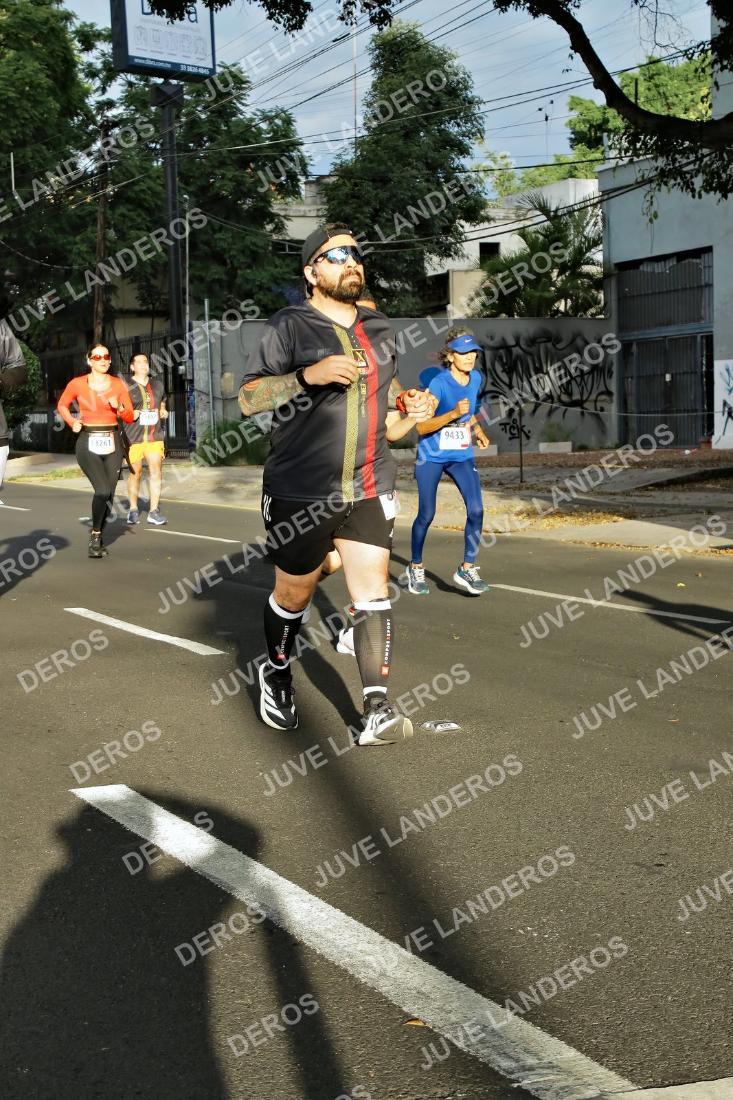 Foto de la X Carrera Leones Negros Red Cola 2026 en Rectoría General de la UdeG, Av. Juárez 976 (meta en Av. Enrique Díaz de León y Pedro Moreno), Guadalajara a las 07:40 · dorsal 9433