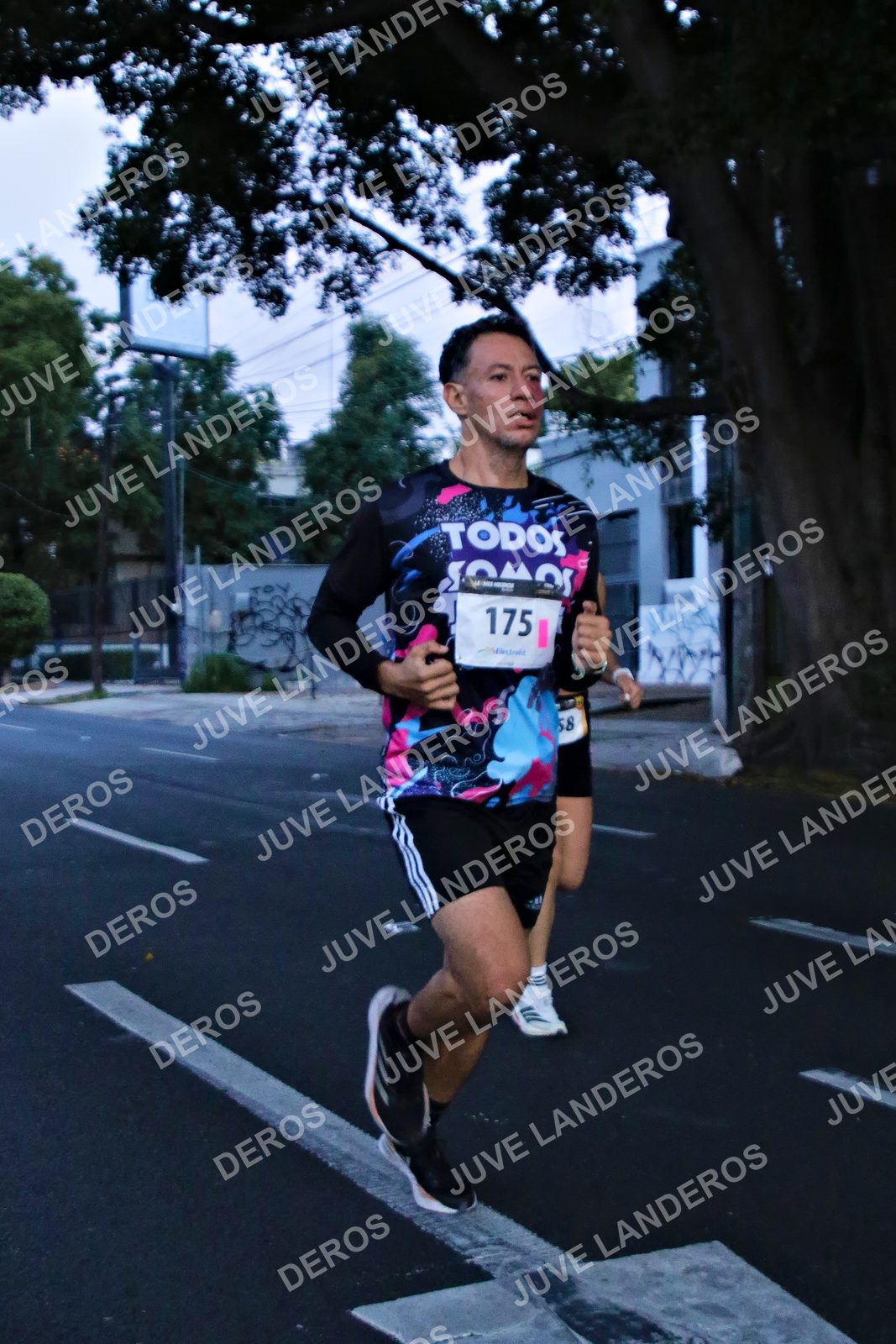 Foto de la X Carrera Leones Negros Red Cola 2026 en Rectoría General de la UdeG, Av. Juárez 976 (meta en Av. Enrique Díaz de León y Pedro Moreno), Guadalajara a las 04:52 · dorsal 175, 58