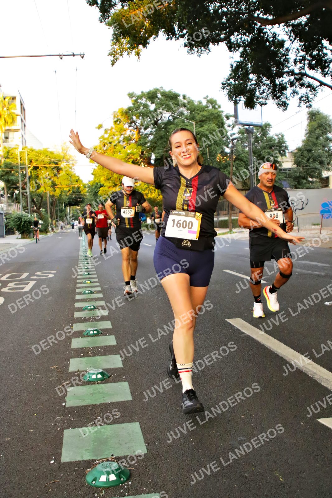 Foto de la X Carrera Leones Negros Red Cola 2026 en Rectoría General de la UdeG, Av. Juárez 976 (meta en Av. Enrique Díaz de León y Pedro Moreno), Guadalajara a las 05:00 · dorsal 1600, 4587, 908