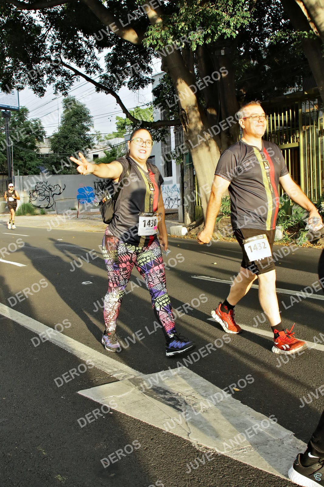 Foto de la X Carrera Leones Negros Red Cola 2026 en Rectoría General de la UdeG, Av. Juárez 976 (meta en Av. Enrique Díaz de León y Pedro Moreno), Guadalajara a las 07:24 · dorsal 1430, 1432
