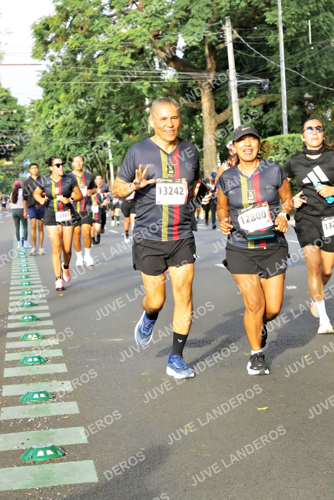 Foto de la X Carrera Leones Negros Red Cola 2026 en Rectoría General de la UdeG, Av. Juárez 976 (meta en Av. Enrique Díaz de León y Pedro Moreno), Guadalajara a las 08:05 · dorsal 13242, 12800, 2387