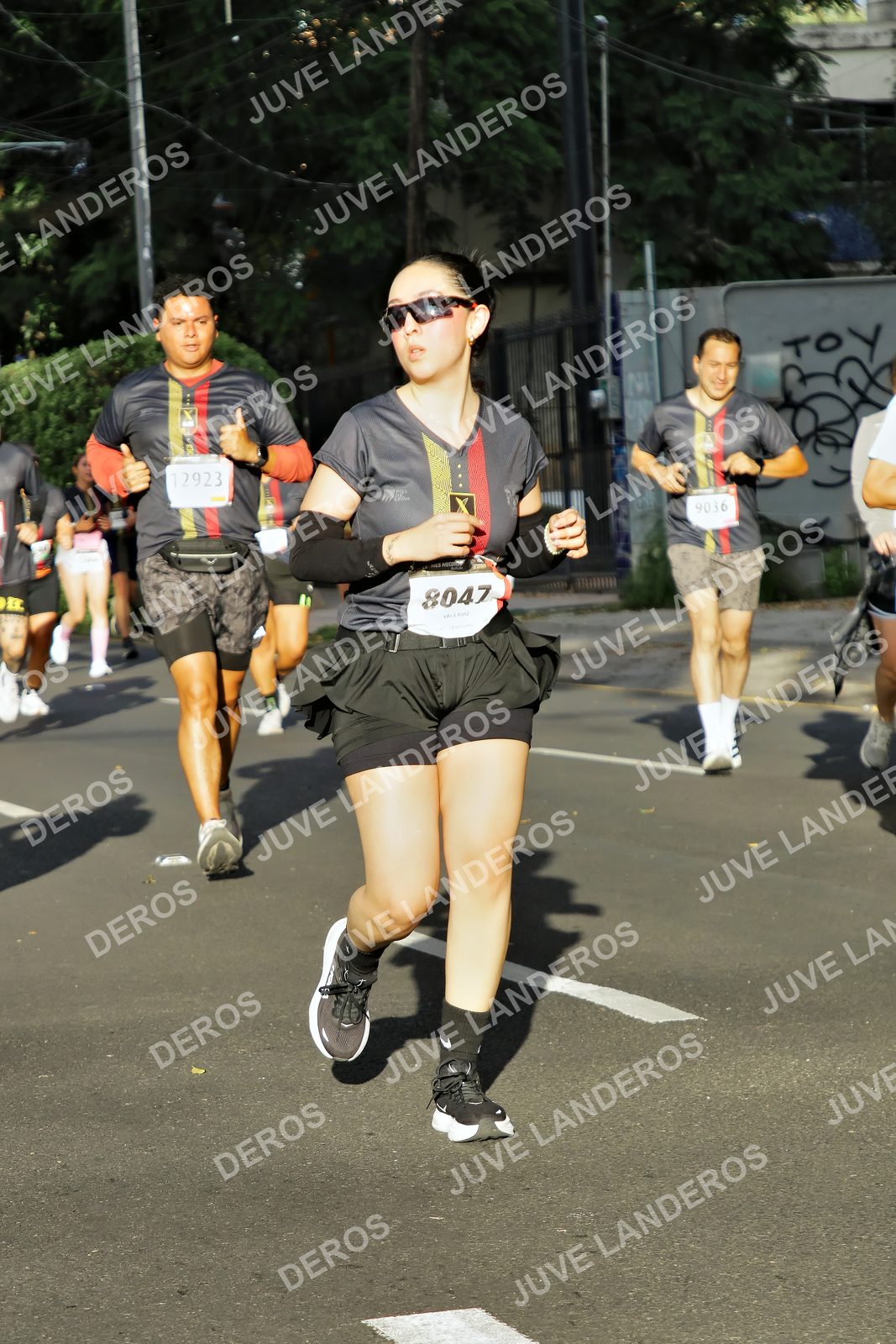 Foto de la X Carrera Leones Negros Red Cola 2026 en Rectoría General de la UdeG, Av. Juárez 976 (meta en Av. Enrique Díaz de León y Pedro Moreno), Guadalajara a las 07:53 · dorsal 8047, 12923, 9036
