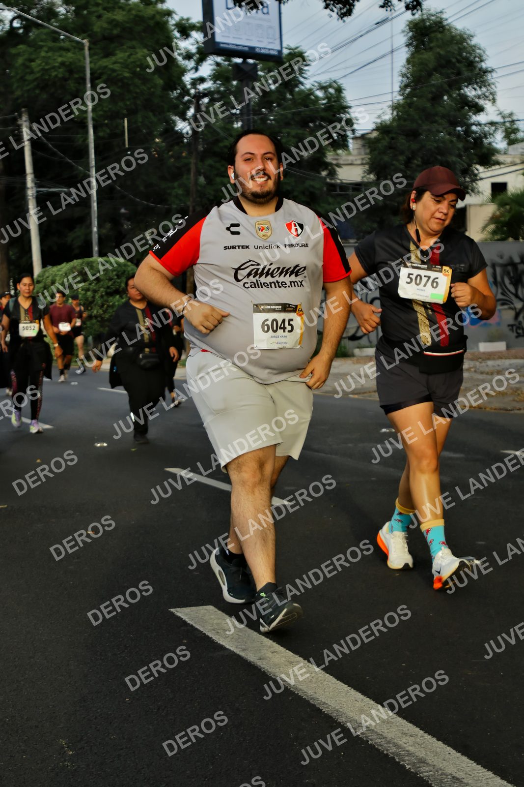 Foto de la X Carrera Leones Negros Red Cola 2026 en Rectoría General de la UdeG, Av. Juárez 976 (meta en Av. Enrique Díaz de León y Pedro Moreno), Guadalajara a las 07:22 · dorsal 6045, 5076, 5052