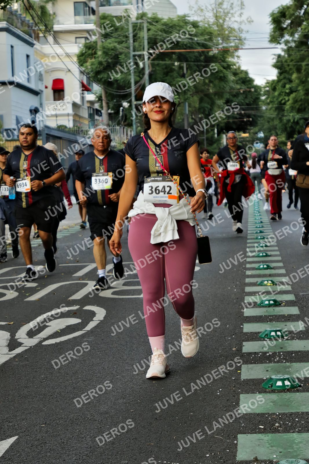Foto de la X Carrera Leones Negros Red Cola 2026 en Rectoría General de la UdeG, Av. Juárez 976 (meta en Av. Enrique Díaz de León y Pedro Moreno), Guadalajara a las 07:19 · dorsal 3642, 3360, 6934, 4669