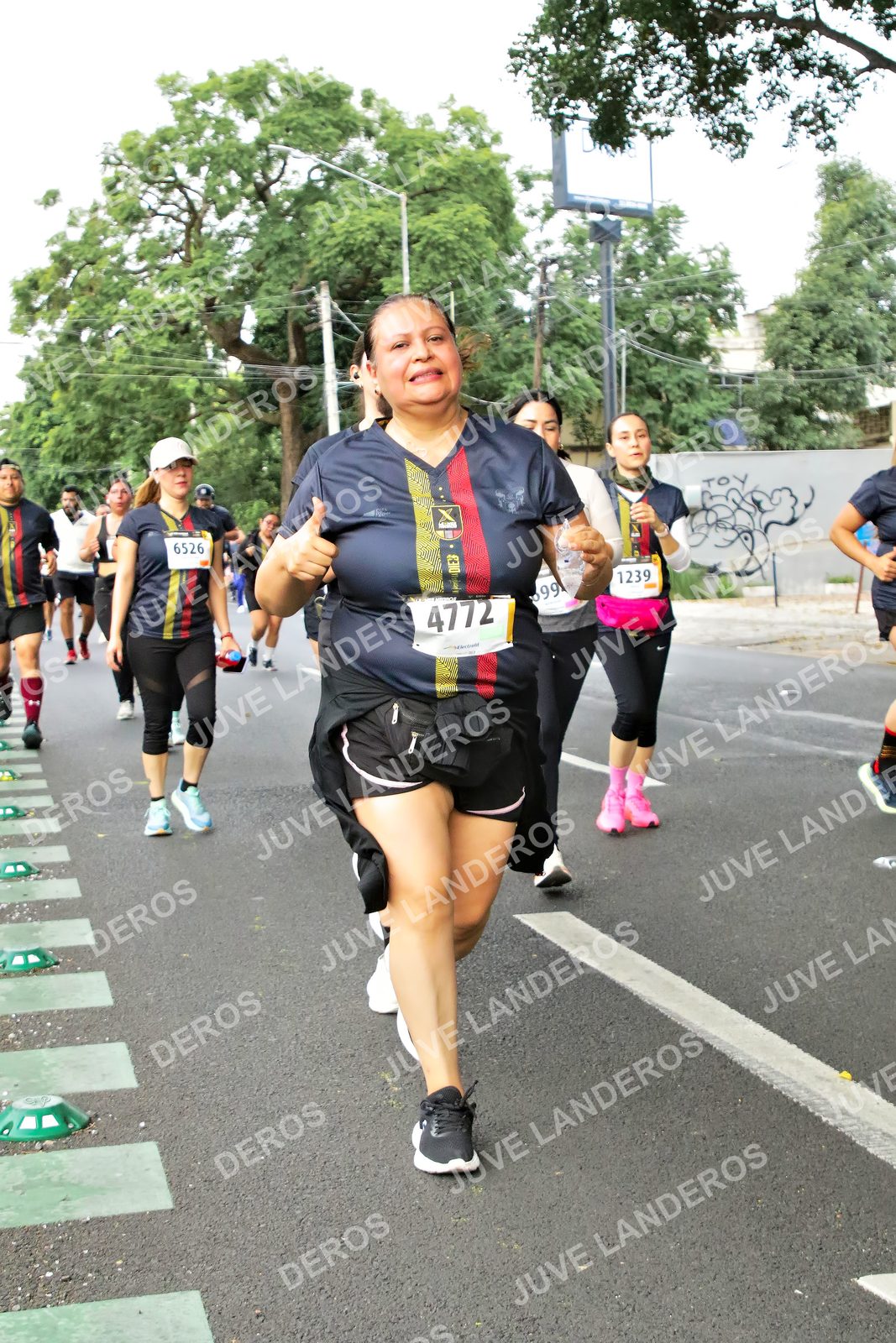 Foto de la X Carrera Leones Negros Red Cola 2026 en Rectoría General de la UdeG, Av. Juárez 976 (meta en Av. Enrique Díaz de León y Pedro Moreno), Guadalajara a las 07:17 · dorsal 6526, 4772, 1239, 699