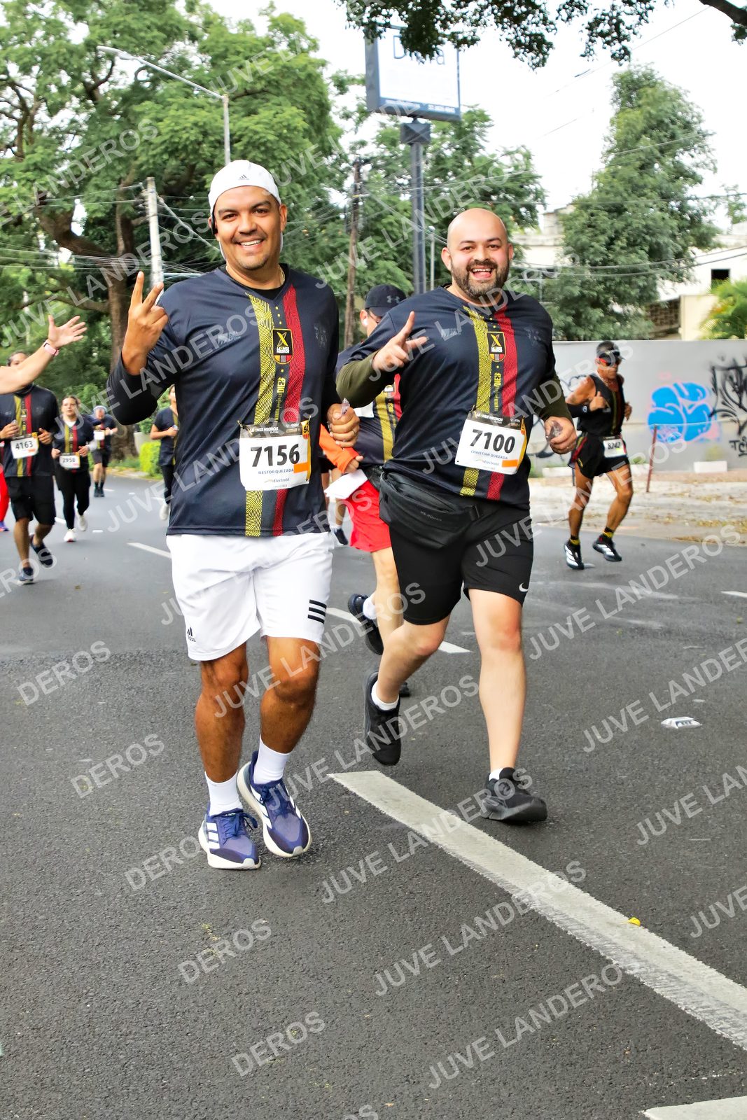 Foto de la X Carrera Leones Negros Red Cola 2026 en Rectoría General de la UdeG, Av. Juárez 976 (meta en Av. Enrique Díaz de León y Pedro Moreno), Guadalajara a las 07:17 · dorsal 7156, 7100, 4163