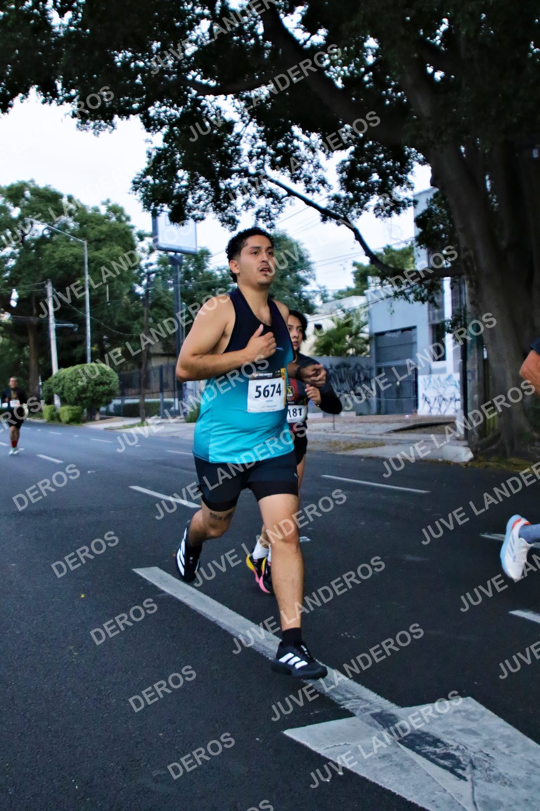 Foto de la X Carrera Leones Negros Red Cola 2026 en Rectoría General de la UdeG, Av. Juárez 976 (meta en Av. Enrique Díaz de León y Pedro Moreno), Guadalajara a las 04:55 · dorsal 5674, 181