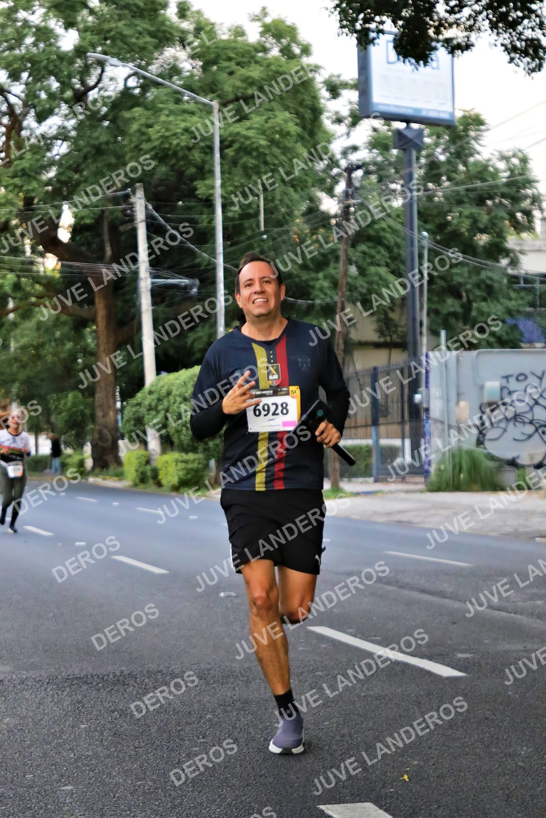 Foto de la X Carrera Leones Negros Red Cola 2026 en Rectoría General de la UdeG, Av. Juárez 976 (meta en Av. Enrique Díaz de León y Pedro Moreno), Guadalajara a las 04:57 · dorsal 6928