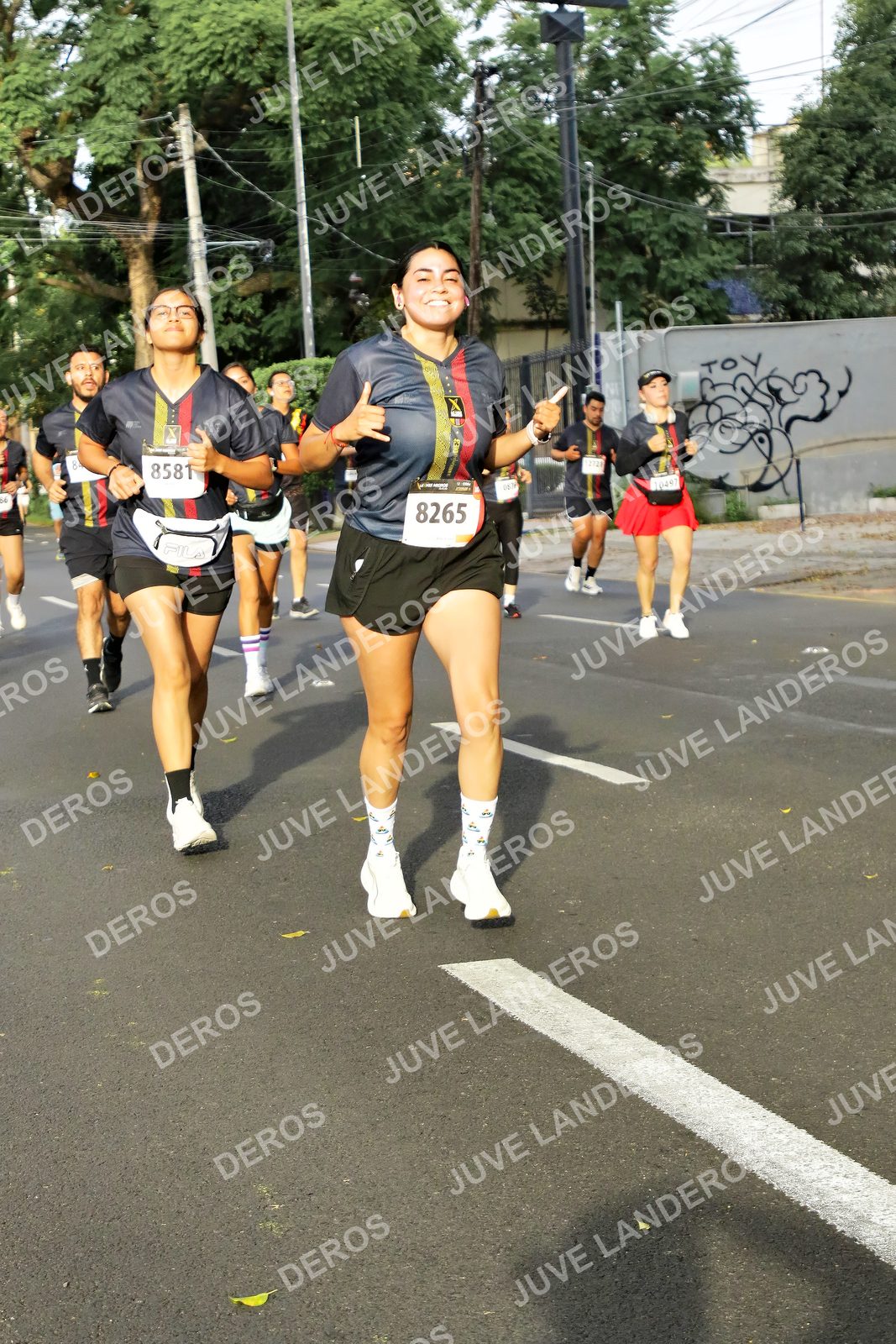 Foto de la X Carrera Leones Negros Red Cola 2026 en Rectoría General de la UdeG, Av. Juárez 976 (meta en Av. Enrique Díaz de León y Pedro Moreno), Guadalajara a las 08:03 · dorsal 8265, 8581