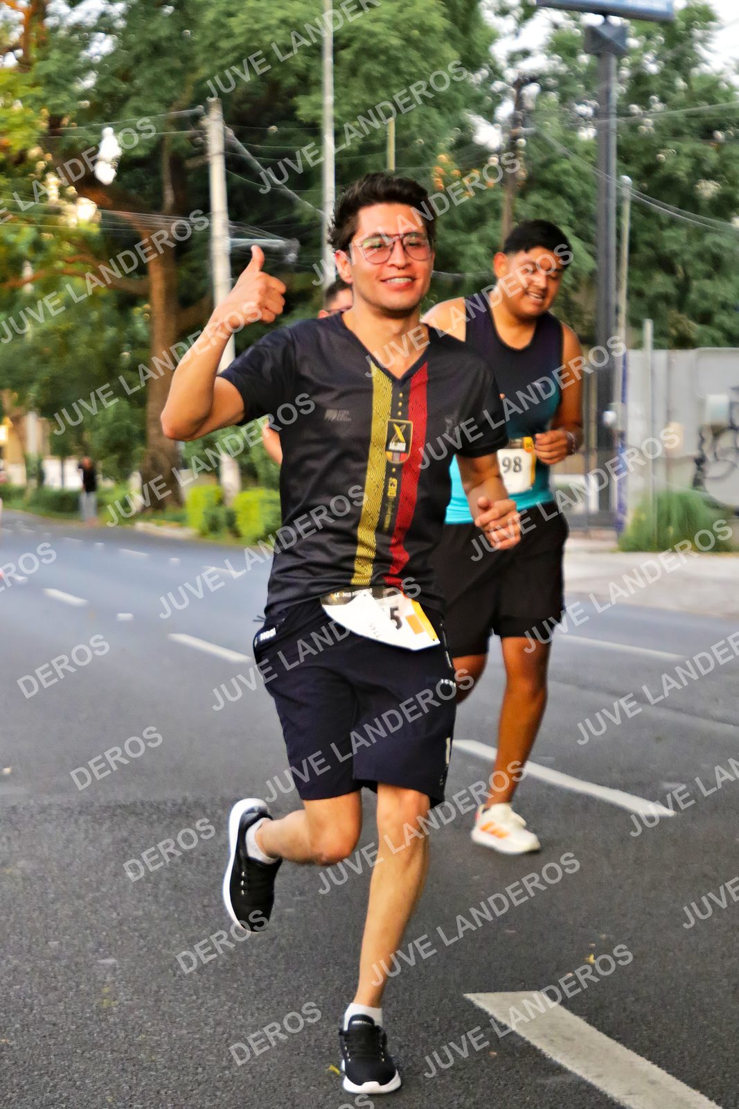 Foto de la X Carrera Leones Negros Red Cola 2026 en Rectoría General de la UdeG, Av. Juárez 976 (meta en Av. Enrique Díaz de León y Pedro Moreno), Guadalajara a las 04:59 · dorsal 98