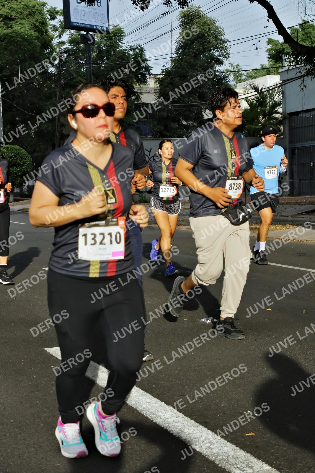 Foto de la X Carrera Leones Negros Red Cola 2026 en Rectoría General de la UdeG, Av. Juárez 976 (meta en Av. Enrique Díaz de León y Pedro Moreno), Guadalajara a las 08:01 · dorsal 13210, 8738, 9777, 12715