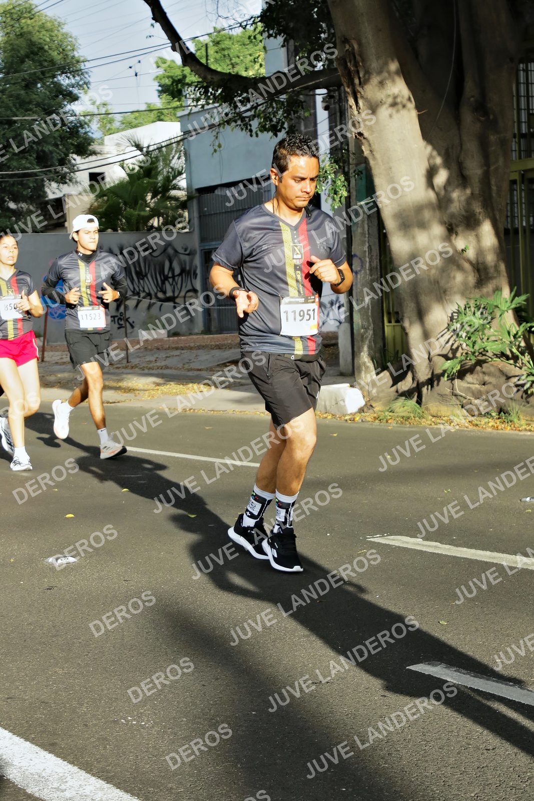Foto de la X Carrera Leones Negros Red Cola 2026 en Rectoría General de la UdeG, Av. Juárez 976 (meta en Av. Enrique Díaz de León y Pedro Moreno), Guadalajara a las 07:56 · dorsal 11523