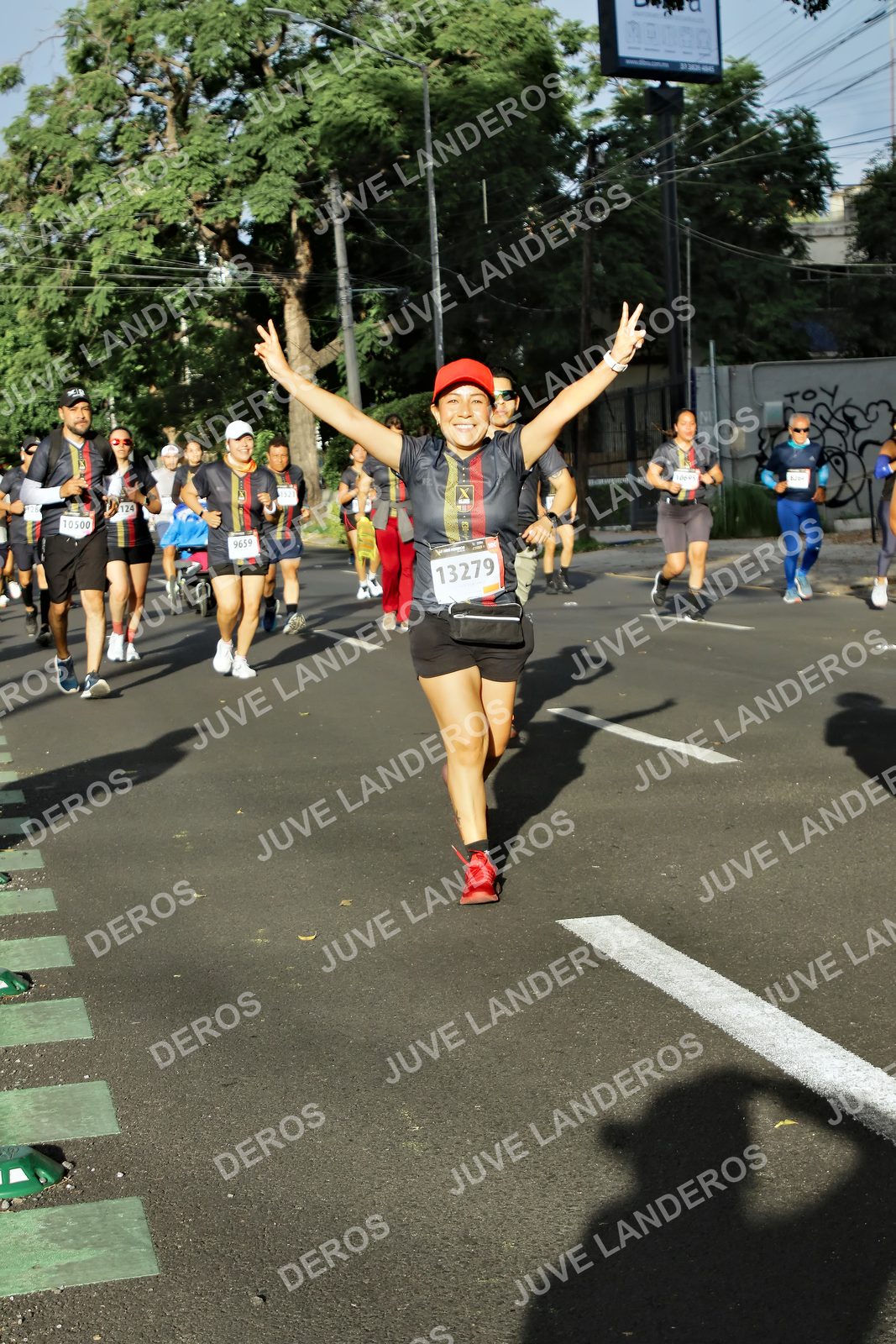 Foto de la X Carrera Leones Negros Red Cola 2026 en Rectoría General de la UdeG, Av. Juárez 976 (meta en Av. Enrique Díaz de León y Pedro Moreno), Guadalajara a las 07:57 · dorsal 13279, 124, 10500, 9659