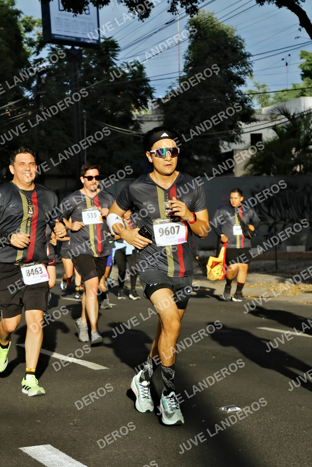 Foto de la X Carrera Leones Negros Red Cola 2026 en Rectoría General de la UdeG, Av. Juárez 976 (meta en Av. Enrique Díaz de León y Pedro Moreno), Guadalajara a las 07:47 · dorsal 9607, 8463, 535
