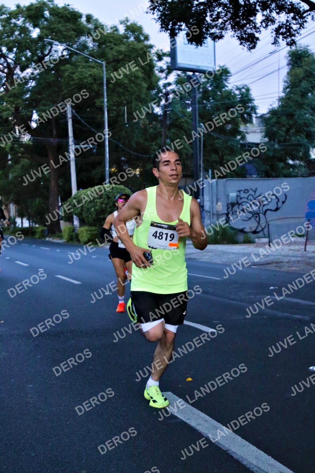 Foto de la X Carrera Leones Negros Red Cola 2026 en Rectoría General de la UdeG, Av. Juárez 976 (meta en Av. Enrique Díaz de León y Pedro Moreno), Guadalajara a las 04:51 · dorsal 4819