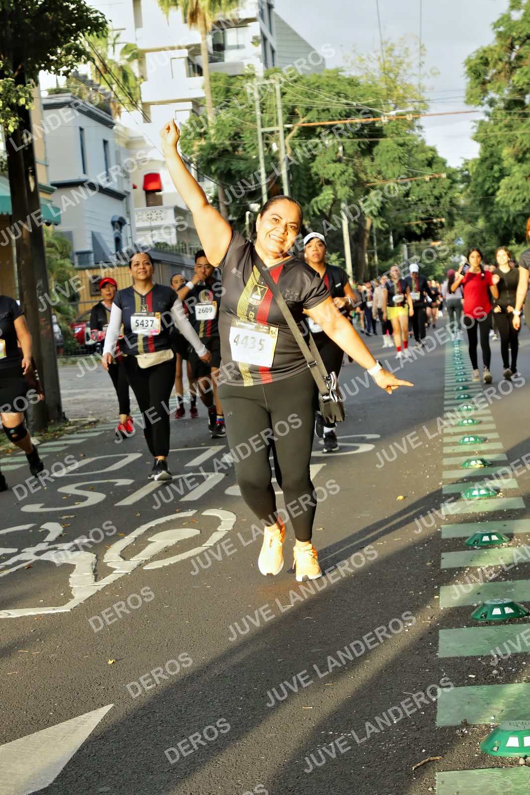 Foto de la X Carrera Leones Negros Red Cola 2026 en Rectoría General de la UdeG, Av. Juárez 976 (meta en Av. Enrique Díaz de León y Pedro Moreno), Guadalajara a las 07:24 · dorsal 5437, 4435, 2609