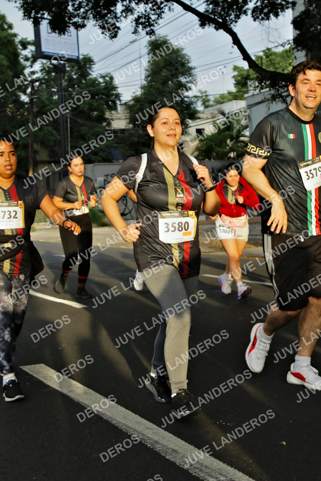 Foto de la X Carrera Leones Negros Red Cola 2026 en Rectoría General de la UdeG, Av. Juárez 976 (meta en Av. Enrique Díaz de León y Pedro Moreno), Guadalajara a las 07:23 · dorsal 3580, 732, 10005, 3579