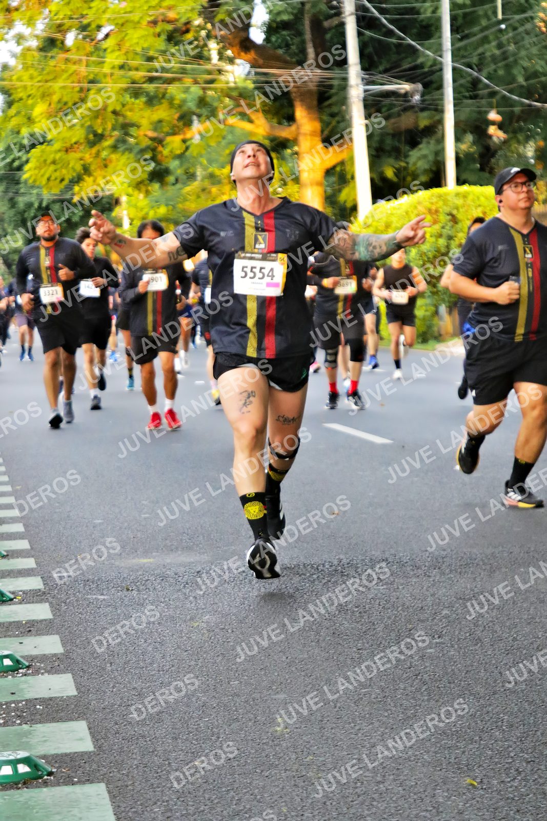 Foto de la X Carrera Leones Negros Red Cola 2026 en Rectoría General de la UdeG, Av. Juárez 976 (meta en Av. Enrique Díaz de León y Pedro Moreno), Guadalajara a las 05:05 · dorsal 5554, 901, 3321