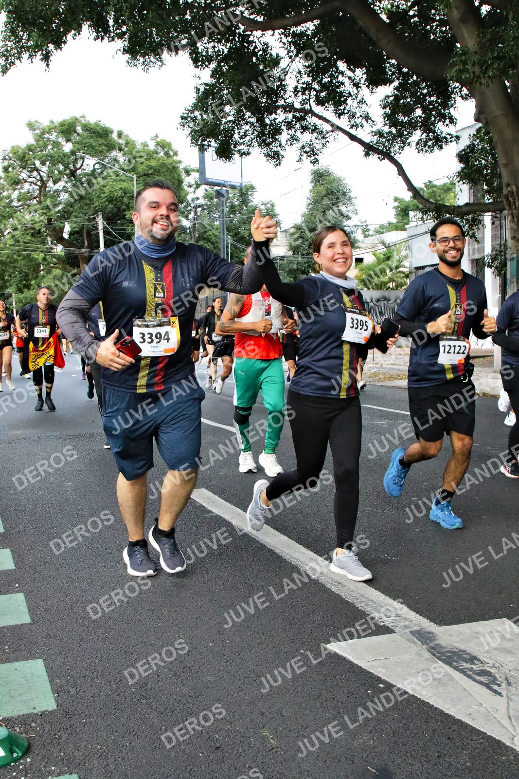 Foto de la X Carrera Leones Negros Red Cola 2026 en Rectoría General de la UdeG, Av. Juárez 976 (meta en Av. Enrique Díaz de León y Pedro Moreno), Guadalajara a las 05:10 · dorsal 3394, 3395, 12122, 3341