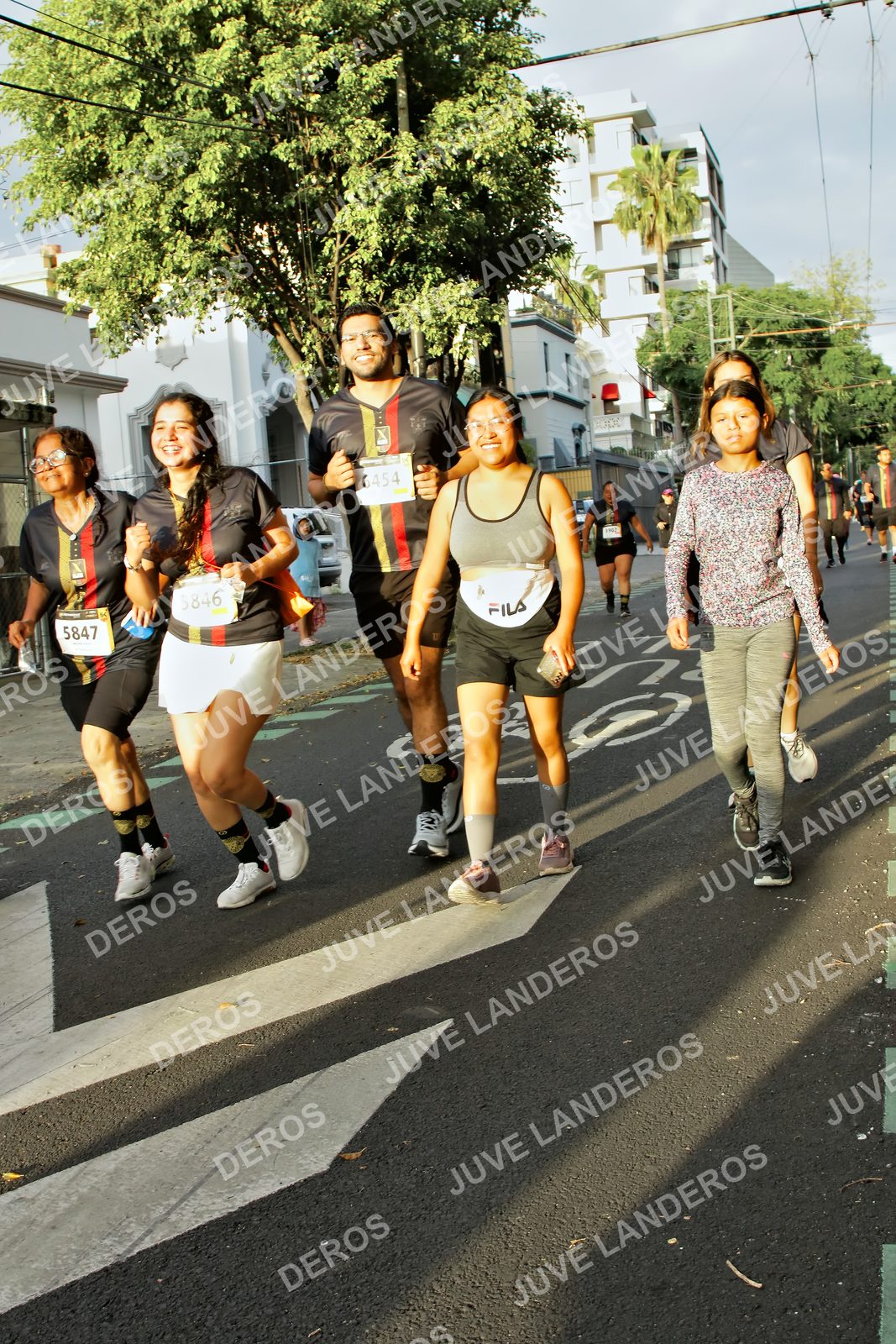 Foto de la X Carrera Leones Negros Red Cola 2026 en Rectoría General de la UdeG, Av. Juárez 976 (meta en Av. Enrique Díaz de León y Pedro Moreno), Guadalajara a las 07:25 · dorsal 5847, 5846, 6454