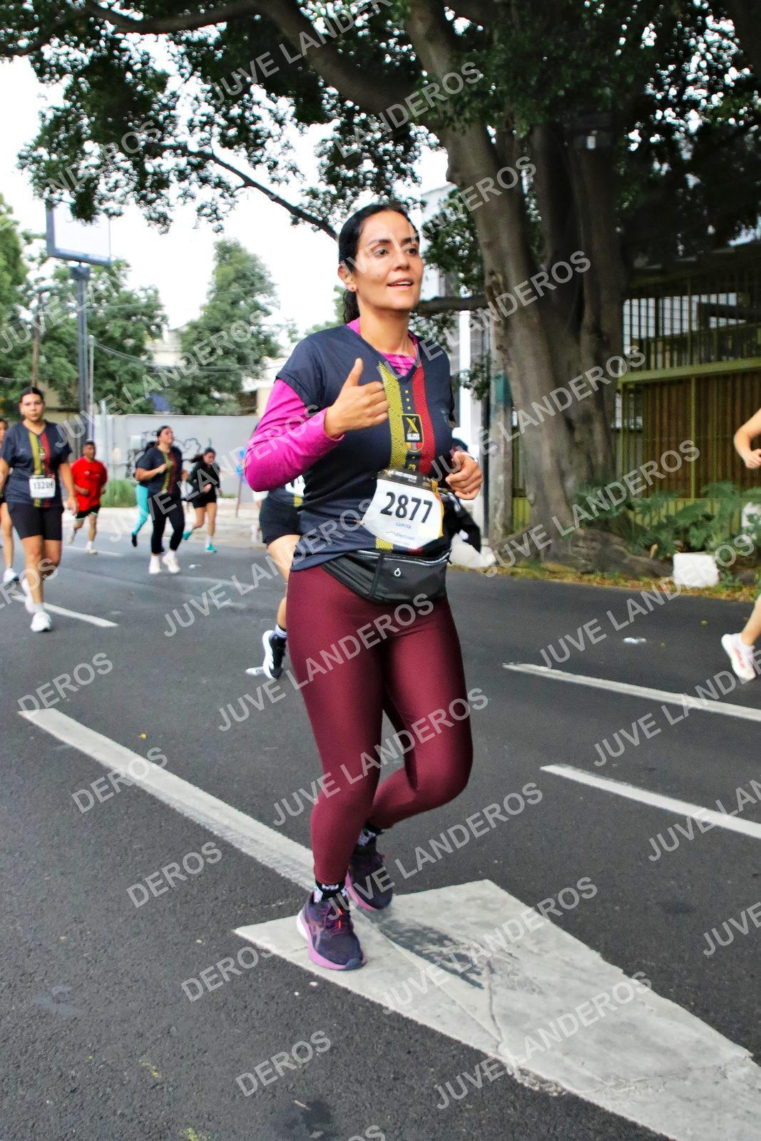 Foto de la X Carrera Leones Negros Red Cola 2026 en Rectoría General de la UdeG, Av. Juárez 976 (meta en Av. Enrique Díaz de León y Pedro Moreno), Guadalajara a las 05:12 · dorsal 2877
