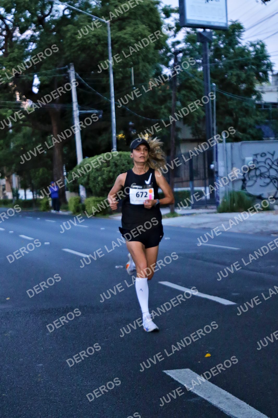 Foto de la X Carrera Leones Negros Red Cola 2026 en Rectoría General de la UdeG, Av. Juárez 976 (meta en Av. Enrique Díaz de León y Pedro Moreno), Guadalajara a las 04:51 · dorsal 672