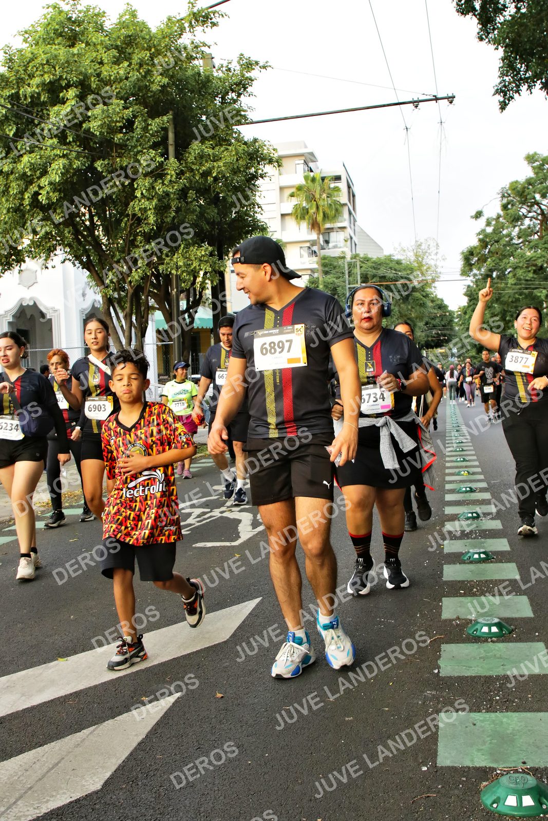 Foto de la X Carrera Leones Negros Red Cola 2026 en Rectoría General de la UdeG, Av. Juárez 976 (meta en Av. Enrique Díaz de León y Pedro Moreno), Guadalajara a las 07:21 · dorsal 6897, 6903, 3877, 6234
