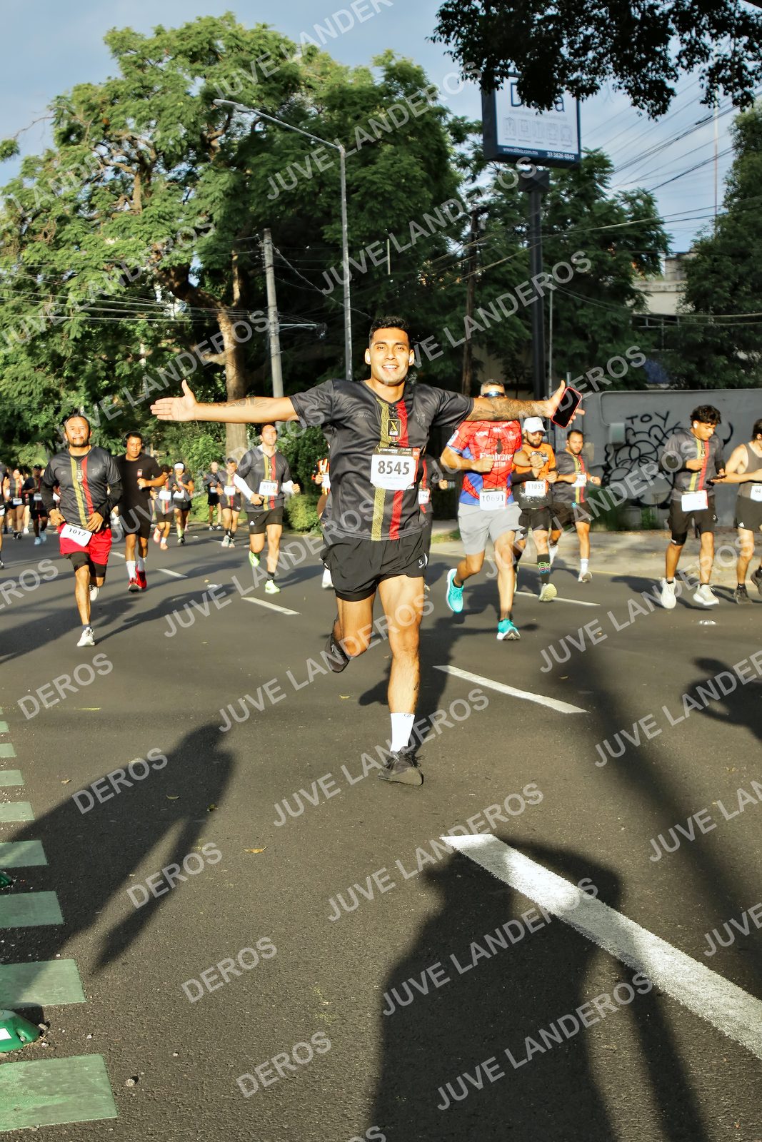 Foto de la X Carrera Leones Negros Red Cola 2026 en Rectoría General de la UdeG, Av. Juárez 976 (meta en Av. Enrique Díaz de León y Pedro Moreno), Guadalajara a las 07:39 · dorsal 8545, 1017, 1055, 10691