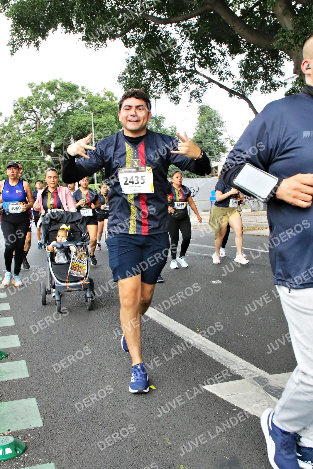 Foto de la X Carrera Leones Negros Red Cola 2026 en Rectoría General de la UdeG, Av. Juárez 976 (meta en Av. Enrique Díaz de León y Pedro Moreno), Guadalajara a las 07:15 · dorsal 2435, 3060, 1840, 778