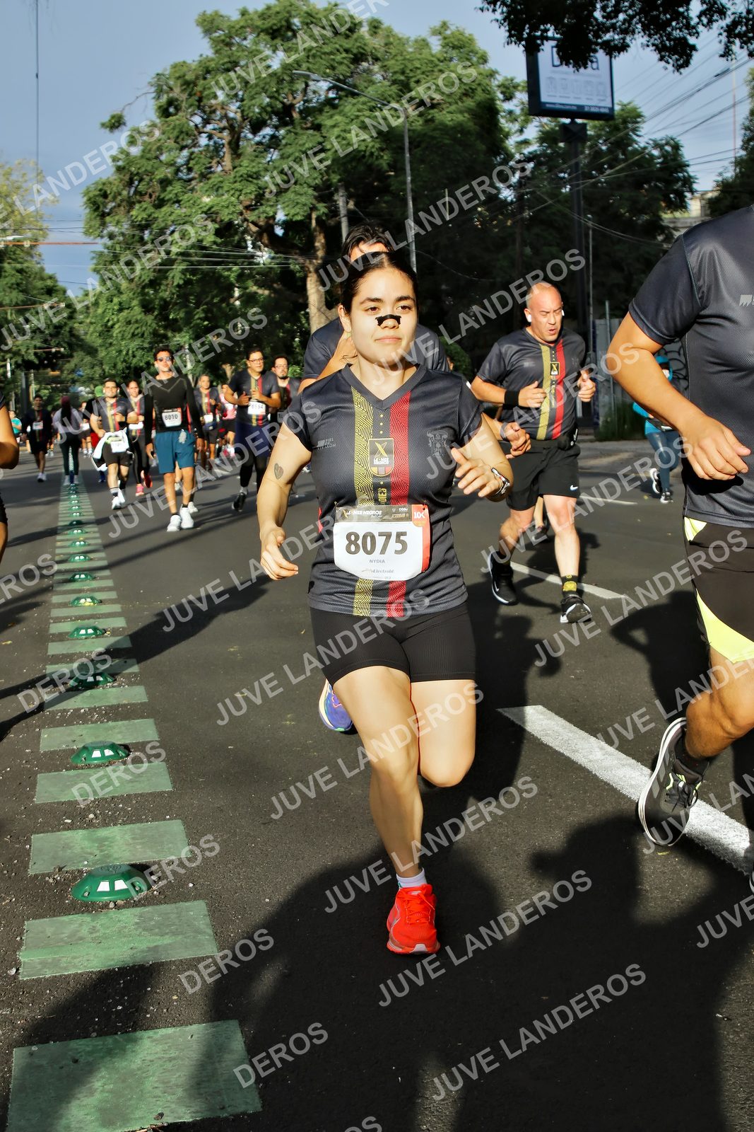 Foto de la X Carrera Leones Negros Red Cola 2026 en Rectoría General de la UdeG, Av. Juárez 976 (meta en Av. Enrique Díaz de León y Pedro Moreno), Guadalajara a las 07:58 · dorsal 8075