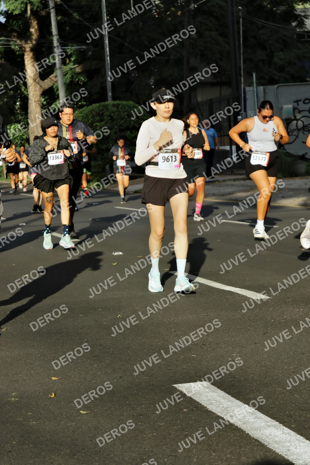 Foto de la X Carrera Leones Negros Red Cola 2026 en Rectoría General de la UdeG, Av. Juárez 976 (meta en Av. Enrique Díaz de León y Pedro Moreno), Guadalajara a las 07:56 · dorsal 9613, 13362, 685, 12577