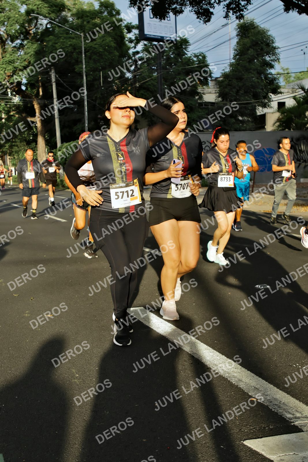 Foto de la X Carrera Leones Negros Red Cola 2026 en Rectoría General de la UdeG, Av. Juárez 976 (meta en Av. Enrique Díaz de León y Pedro Moreno), Guadalajara a las 07:39 · dorsal 5712, 8733, 5707