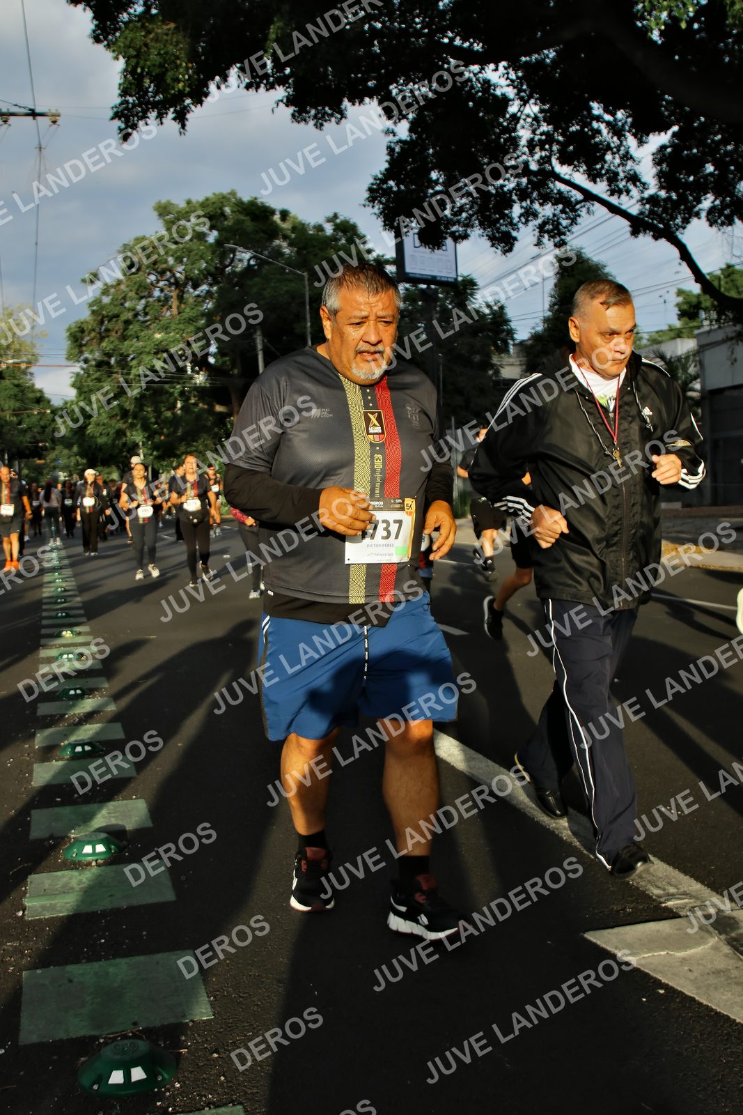 Foto de la X Carrera Leones Negros Red Cola 2026 en Rectoría General de la UdeG, Av. Juárez 976 (meta en Av. Enrique Díaz de León y Pedro Moreno), Guadalajara a las 07:31 · dorsal 737