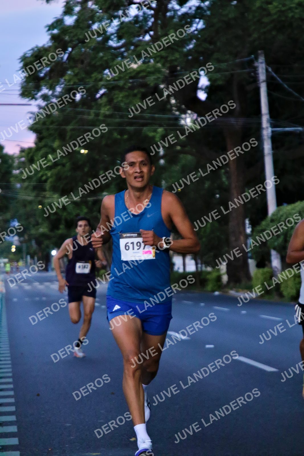 Foto de la X Carrera Leones Negros Red Cola 2026 en Rectoría General de la UdeG, Av. Juárez 976 (meta en Av. Enrique Díaz de León y Pedro Moreno), Guadalajara a las 04:48 · dorsal 182, 6197