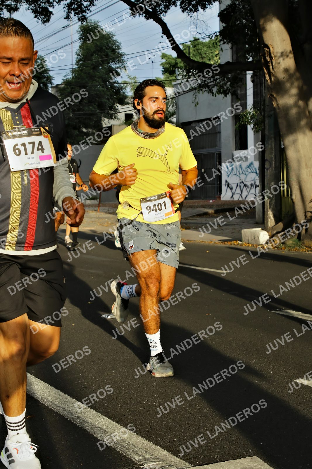 Foto de la X Carrera Leones Negros Red Cola 2026 en Rectoría General de la UdeG, Av. Juárez 976 (meta en Av. Enrique Díaz de León y Pedro Moreno), Guadalajara a las 07:35 · dorsal 6174, 9401