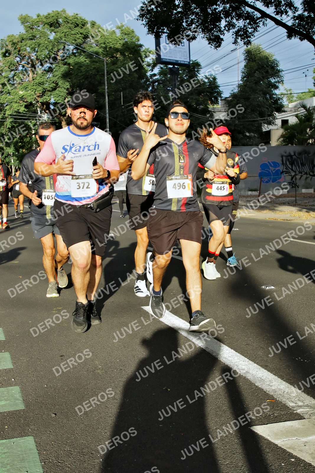 Foto de la X Carrera Leones Negros Red Cola 2026 en Rectoría General de la UdeG, Av. Juárez 976 (meta en Av. Enrique Díaz de León y Pedro Moreno), Guadalajara a las 07:48 · dorsal 445, 496, 372, 105