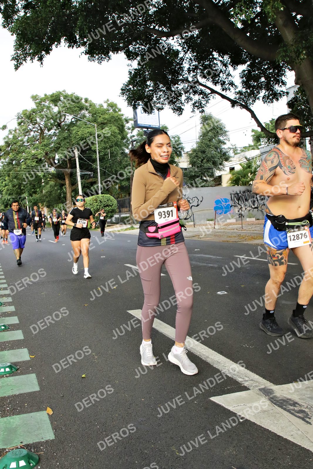 Foto de la X Carrera Leones Negros Red Cola 2026 en Rectoría General de la UdeG, Av. Juárez 976 (meta en Av. Enrique Díaz de León y Pedro Moreno), Guadalajara a las 08:08 · dorsal 9391, 12876, 8284
