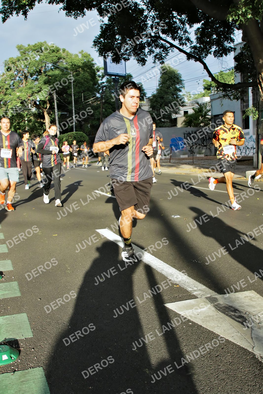 Foto de la X Carrera Leones Negros Red Cola 2026 en Rectoría General de la UdeG, Av. Juárez 976 (meta en Av. Enrique Díaz de León y Pedro Moreno), Guadalajara a las 07:46 · dorsal 4596