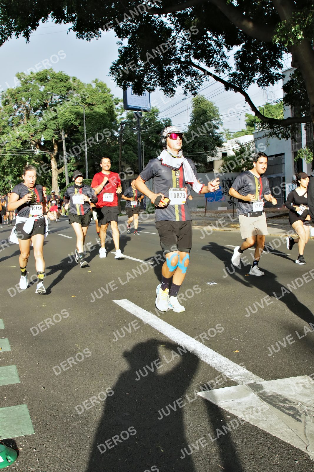 Foto de la X Carrera Leones Negros Red Cola 2026 en Rectoría General de la UdeG, Av. Juárez 976 (meta en Av. Enrique Díaz de León y Pedro Moreno), Guadalajara a las 08:00 · dorsal 873, 10149, 1279, 9470