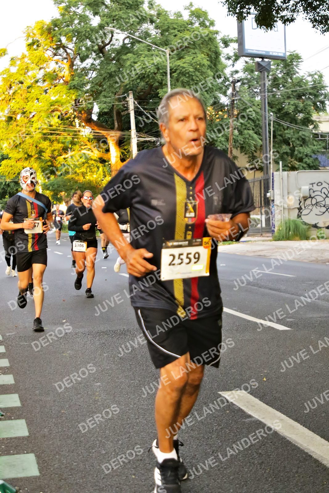 Foto de la X Carrera Leones Negros Red Cola 2026 en Rectoría General de la UdeG, Av. Juárez 976 (meta en Av. Enrique Díaz de León y Pedro Moreno), Guadalajara a las 05:01 · dorsal 2559, 3306