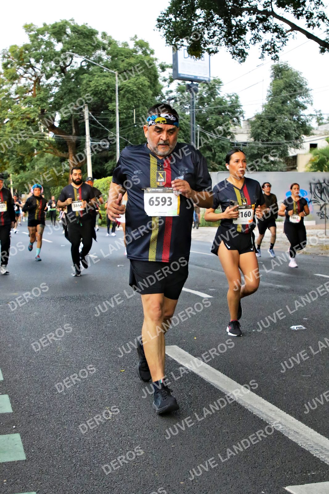 Foto de la X Carrera Leones Negros Red Cola 2026 en Rectoría General de la UdeG, Av. Juárez 976 (meta en Av. Enrique Díaz de León y Pedro Moreno), Guadalajara a las 05:08 · dorsal 6593, 160, 3844, 1862