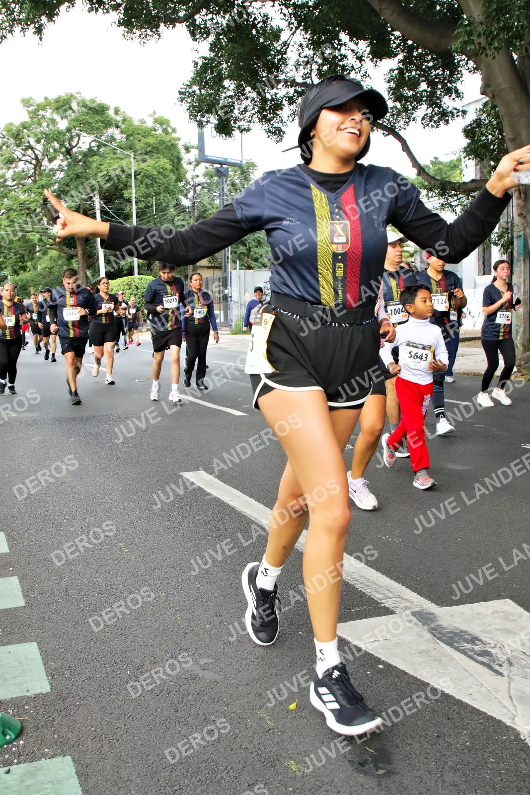 Foto de la X Carrera Leones Negros Red Cola 2026 en Rectoría General de la UdeG, Av. Juárez 976 (meta en Av. Enrique Díaz de León y Pedro Moreno), Guadalajara a las 07:16 · dorsal 5643, 7324, 3766, 1004