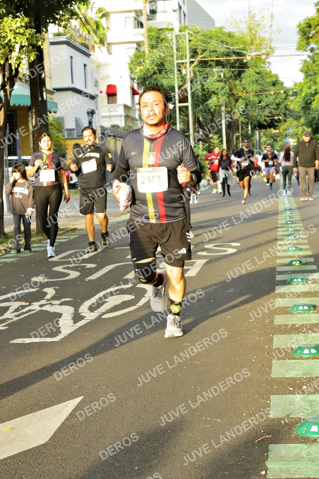 Foto de la X Carrera Leones Negros Red Cola 2026 en Rectoría General de la UdeG, Av. Juárez 976 (meta en Av. Enrique Díaz de León y Pedro Moreno), Guadalajara a las 07:35 · dorsal 2402