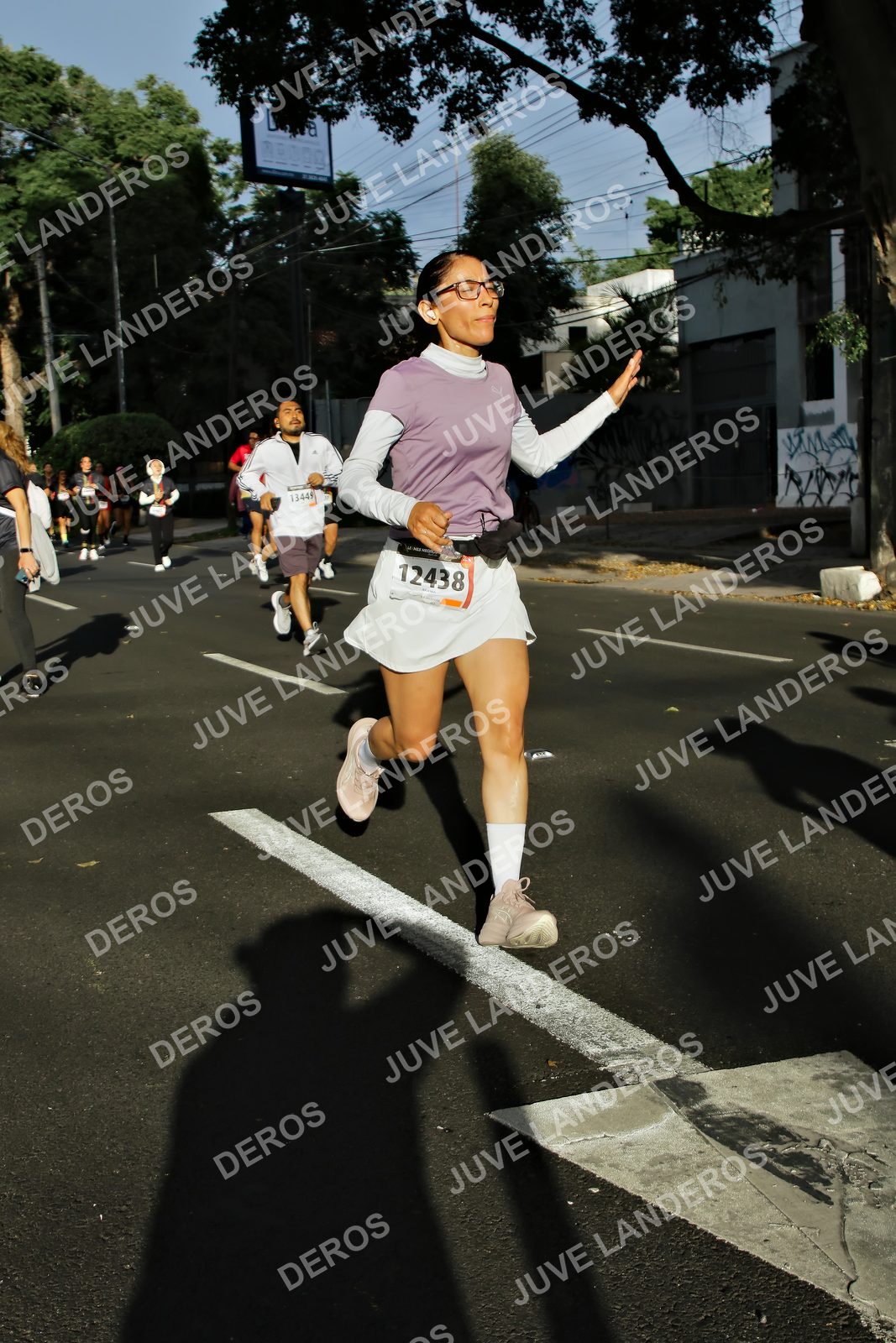 Foto de la X Carrera Leones Negros Red Cola 2026 en Rectoría General de la UdeG, Av. Juárez 976 (meta en Av. Enrique Díaz de León y Pedro Moreno), Guadalajara a las 07:55 · dorsal 12438, 13449