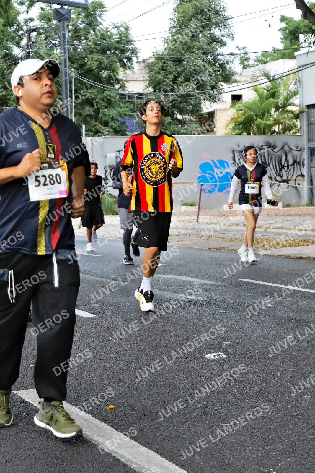 Foto de la X Carrera Leones Negros Red Cola 2026 en Rectoría General de la UdeG, Av. Juárez 976 (meta en Av. Enrique Díaz de León y Pedro Moreno), Guadalajara a las 05:10 · dorsal 5280, 1666