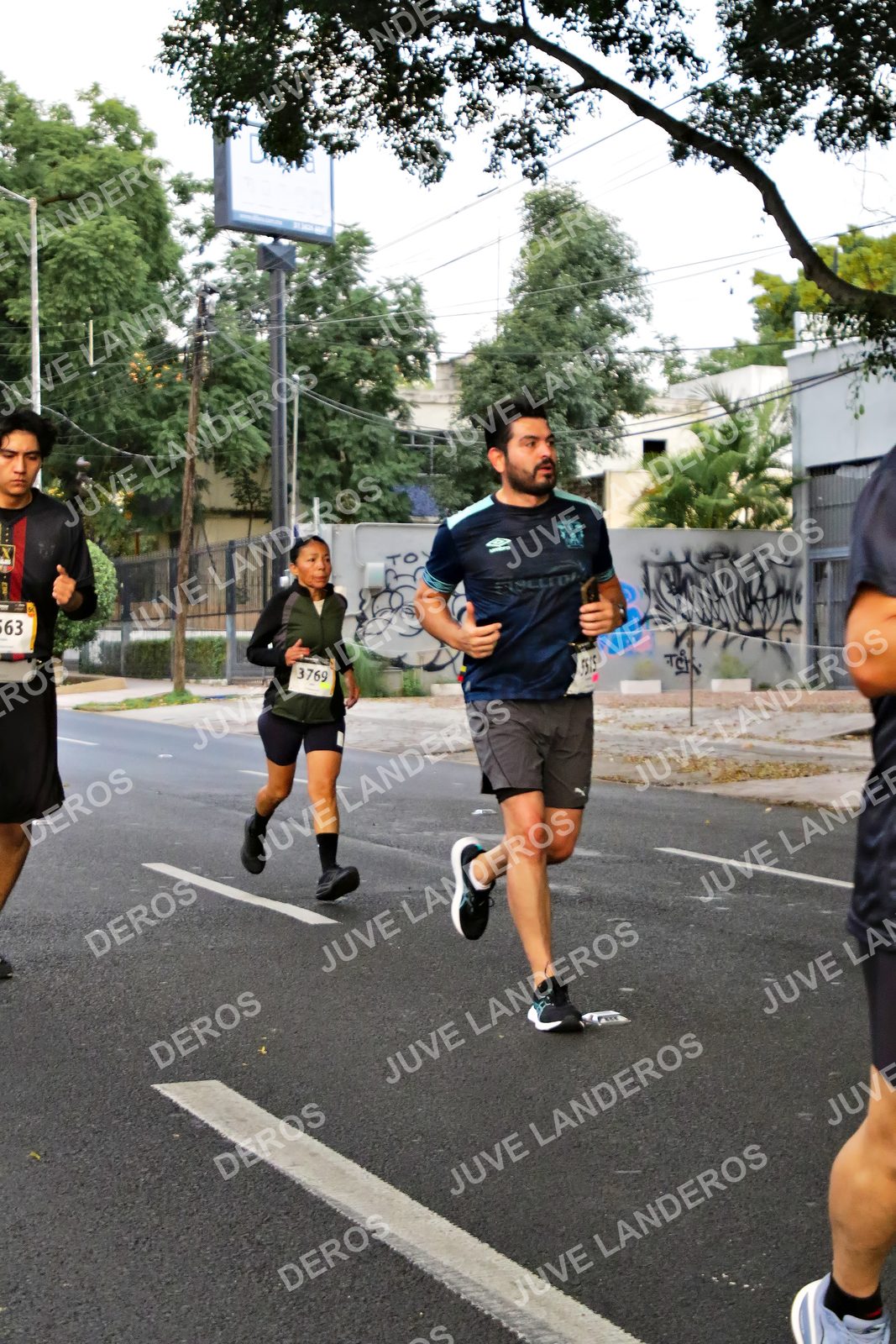 Foto de la X Carrera Leones Negros Red Cola 2026 en Rectoría General de la UdeG, Av. Juárez 976 (meta en Av. Enrique Díaz de León y Pedro Moreno), Guadalajara a las 04:58 · dorsal 3769, 63, 5515