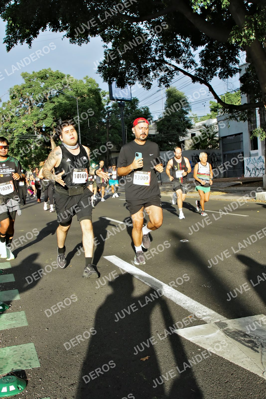 Foto de la X Carrera Leones Negros Red Cola 2026 en Rectoría General de la UdeG, Av. Juárez 976 (meta en Av. Enrique Díaz de León y Pedro Moreno), Guadalajara a las 07:50 · dorsal 10169, 13009, 10281