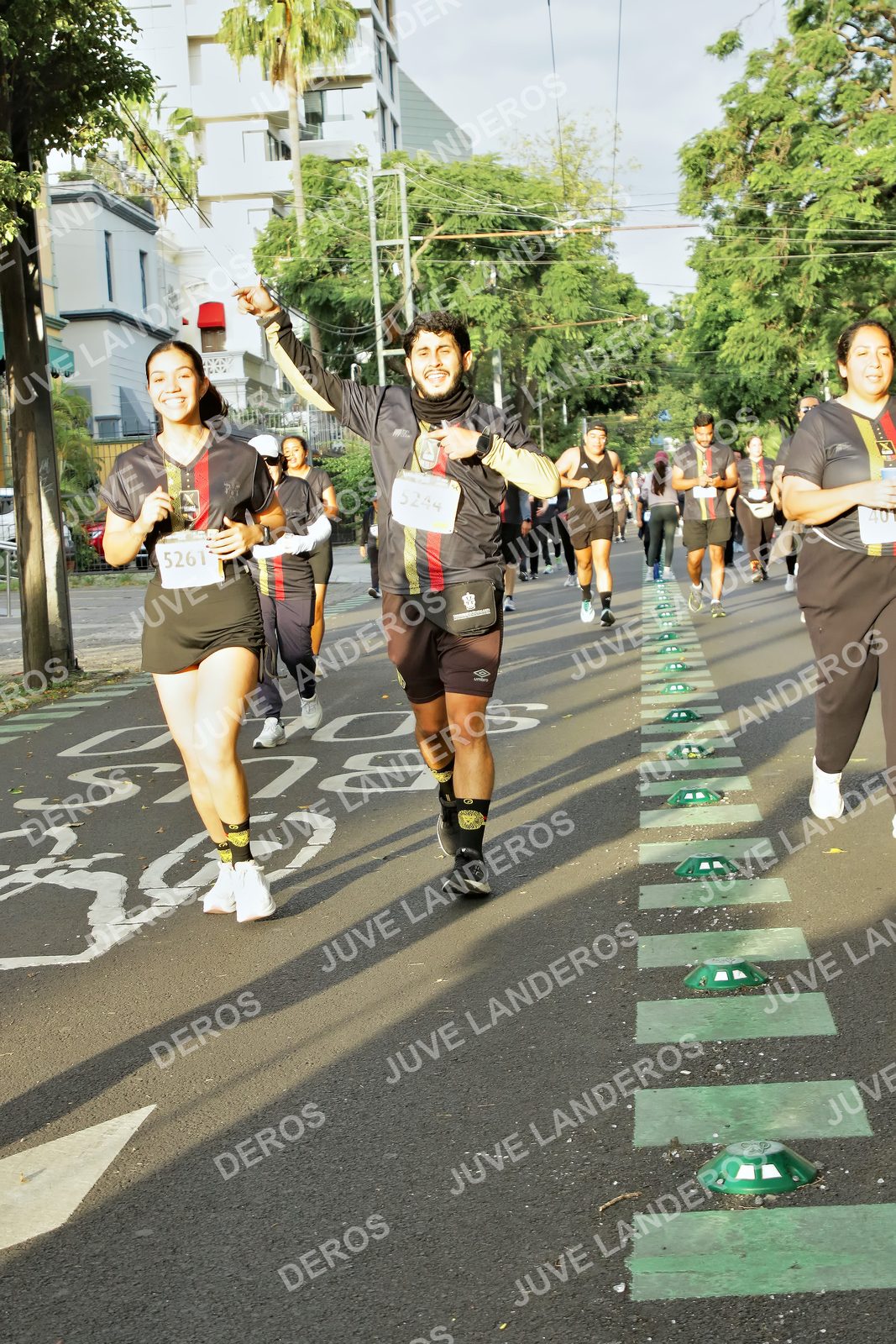 Foto de la X Carrera Leones Negros Red Cola 2026 en Rectoría General de la UdeG, Av. Juárez 976 (meta en Av. Enrique Díaz de León y Pedro Moreno), Guadalajara a las 07:32 · dorsal 5261, 5244, 40